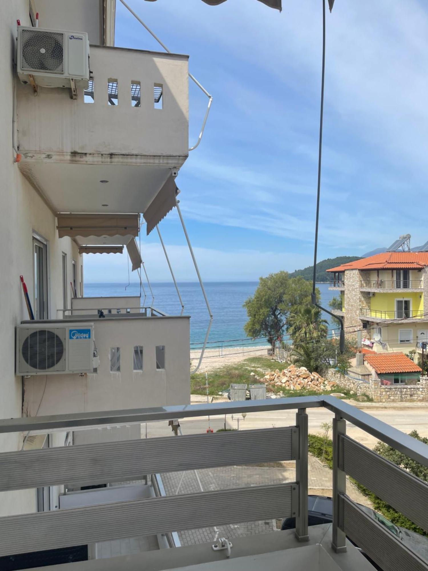 George Apartments Himare Eksteriør bilde